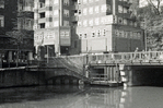 Tijdens de oorlog, met de toegang tot een schuilkelder onder de Keizersgrachtbrug.
<br/>
Beeldbank Stadsarchief, zj